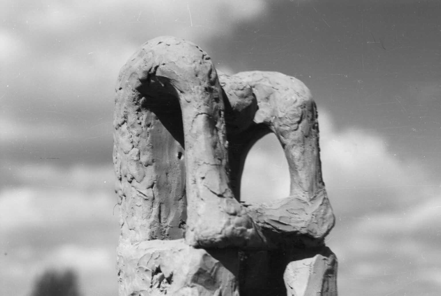 a black and white photo of a sculpture